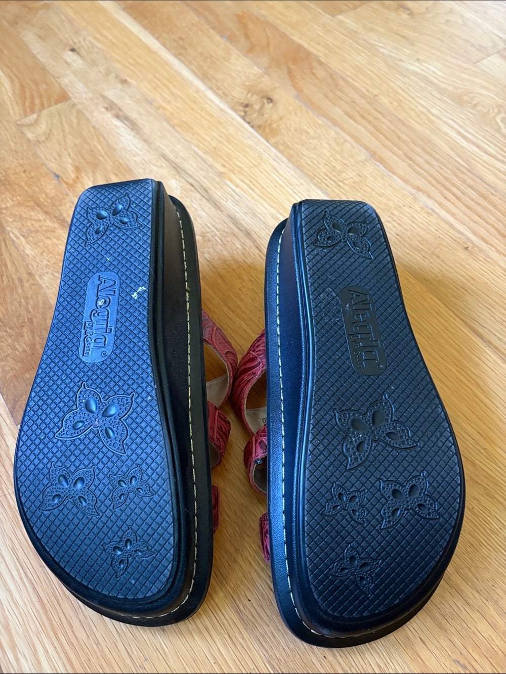 Alegria Embossed Red Leather Triple-Strap Slide Sandals 38 8 - Picture 3 of 3